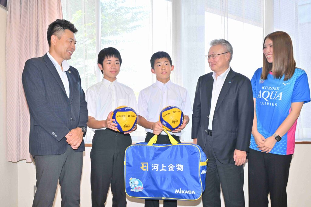 南砺市立吉江中学校と富山市立新庄中学校のバレーボール部へバレーボールア...