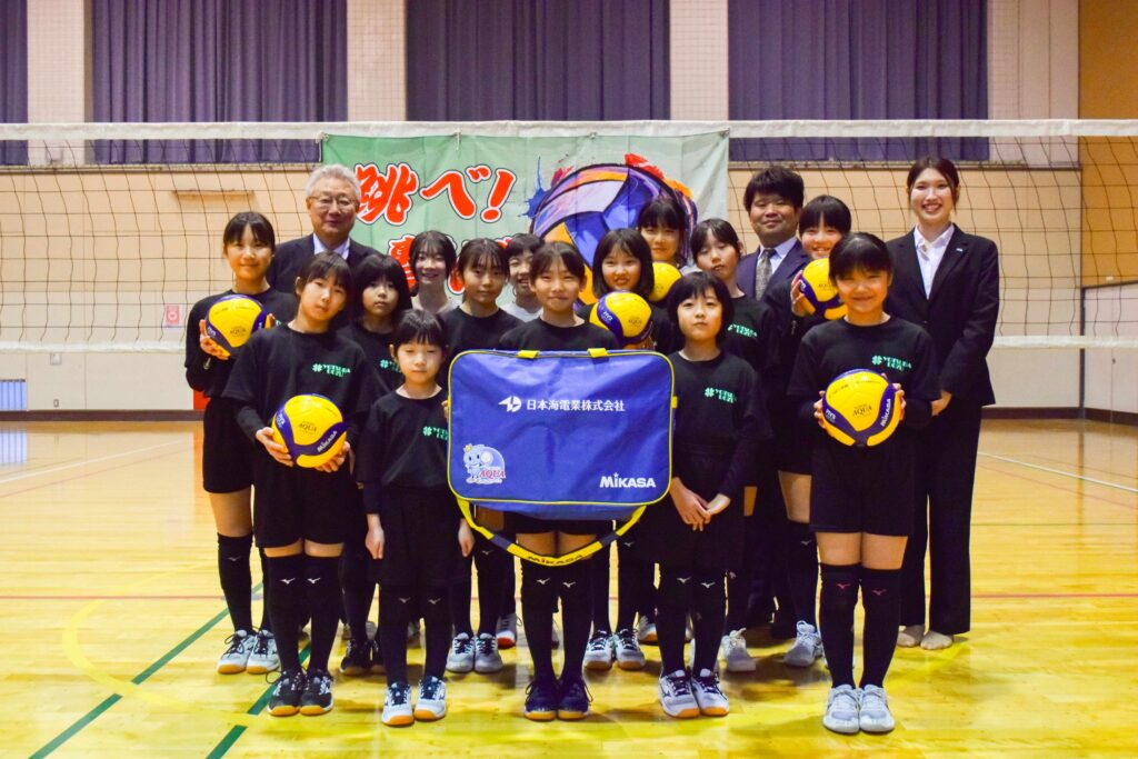 よつばバレー(魚津市)へバレーボールアイテムを寄贈しました。